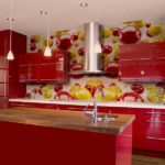 Interiér kuchynskej nástennej maľby s jasne červenou paletou