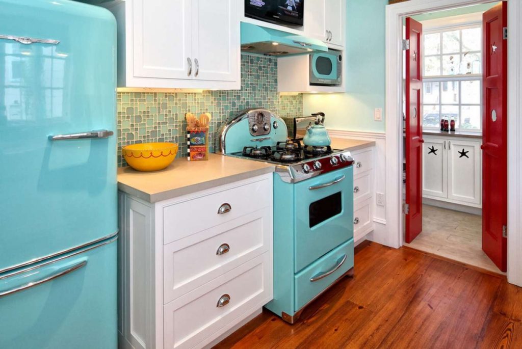 Tủ lạnh màu xanh trong nội thất nhà bếp