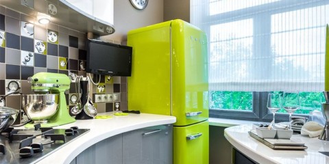 Kulkas berwarna hijau muda di bahagian dalam dapur
