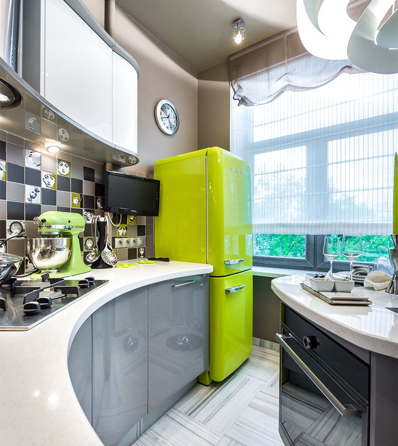 Gaiši zaļš ledusskapis virtuves interjerā