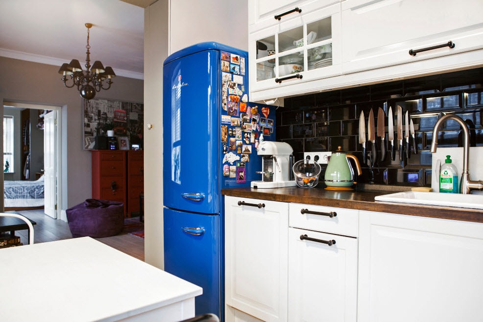 Zils ledusskapis virtuves interjerā