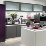 Hűtőszekrény a konyha lila homlokzatának belső részén