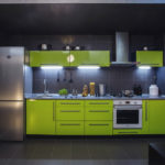 Ledusskapis virtuves interjera lineārā konfigurācijā