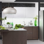 Ledusskapis virtuves interjerā ar melnu fasādi