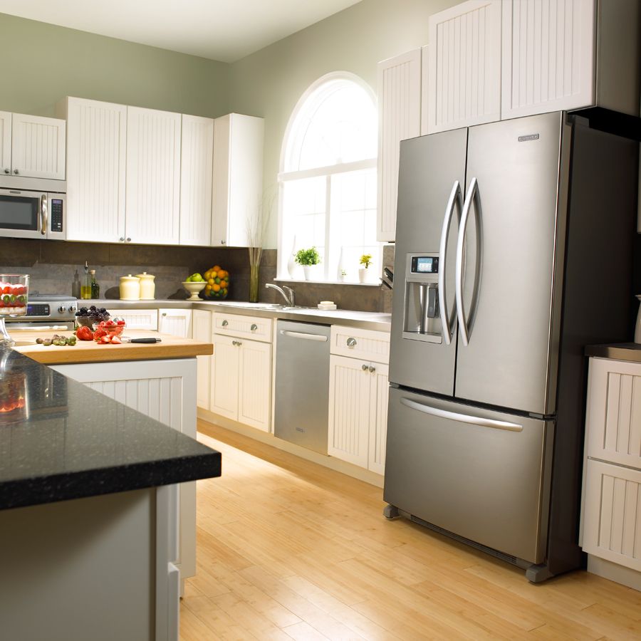 A konyha belsejében található hűtőszekrény ezüst színű