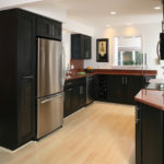 Hűtőszekrény a modern stílusú konyha belsejében