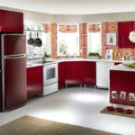Ledusskapis virtuves interjerā sarkanās krāsās