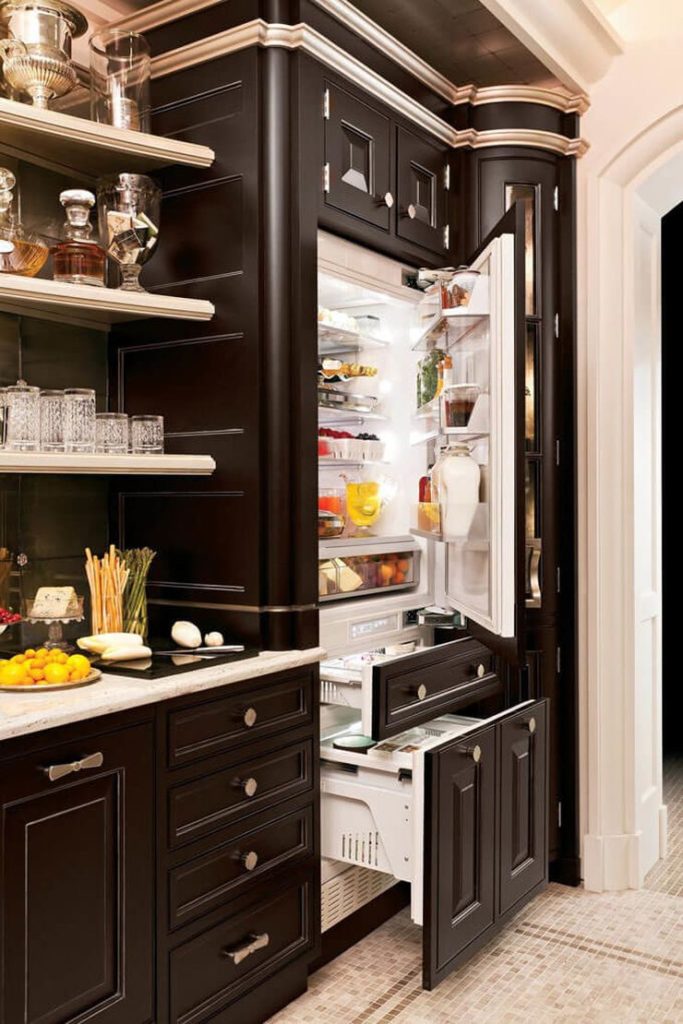 Hűtőszekrény a szecessziós konyha belsejében