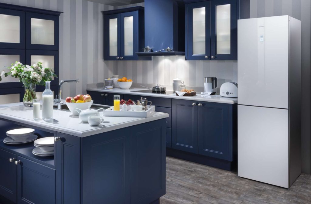 Ledusskapis virtuves interjerā tumši zilā krāsā