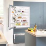 Tủ lạnh trong nội thất nhà bếp được tích hợp trong tủ màu xám
