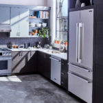 Ledusskapis virtuves iekšpusē iebūvēts skapī