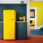 Dzeltens ledusskapis virtuves interjerā retro stilā