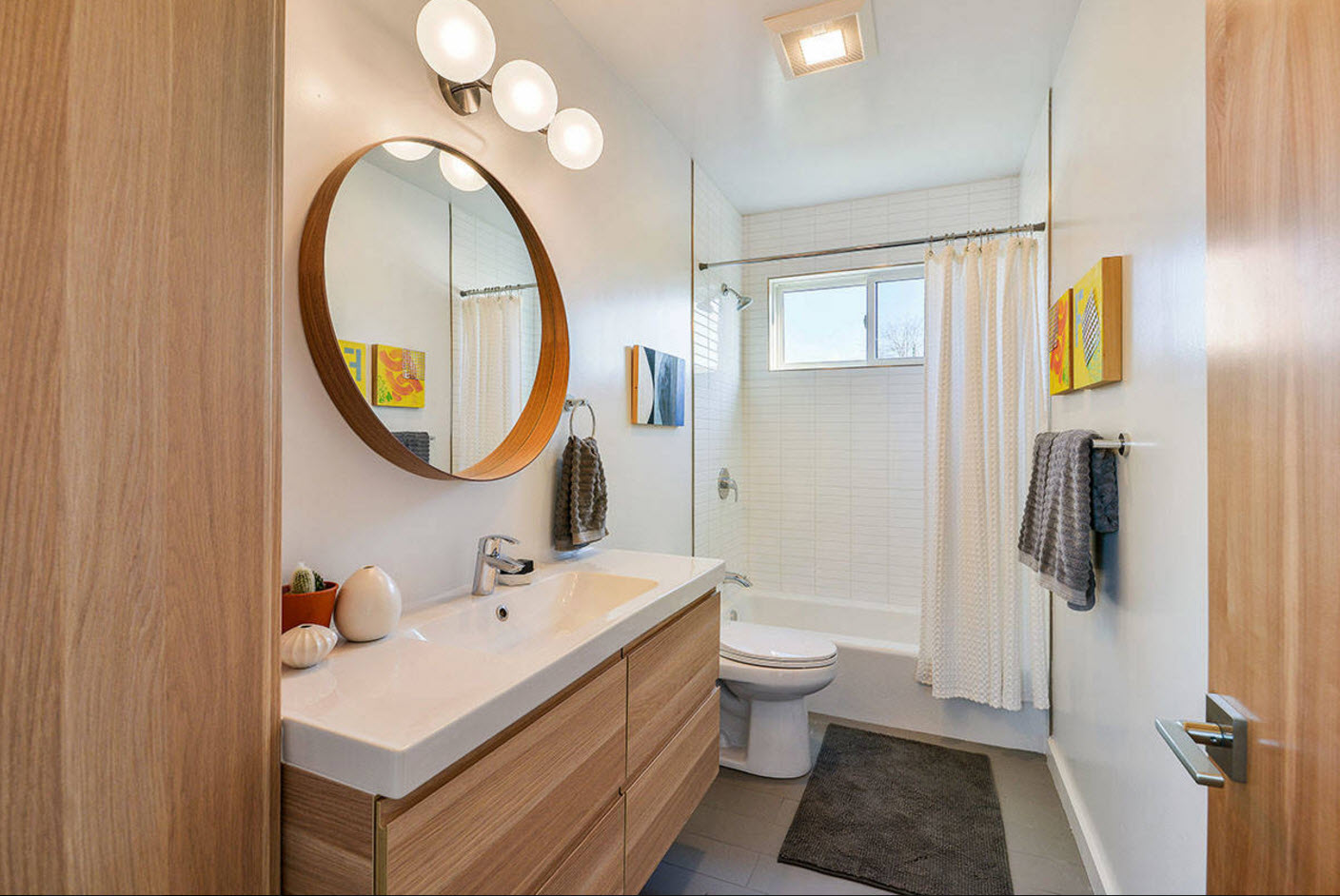 kompakt design av ett badrum med toalett