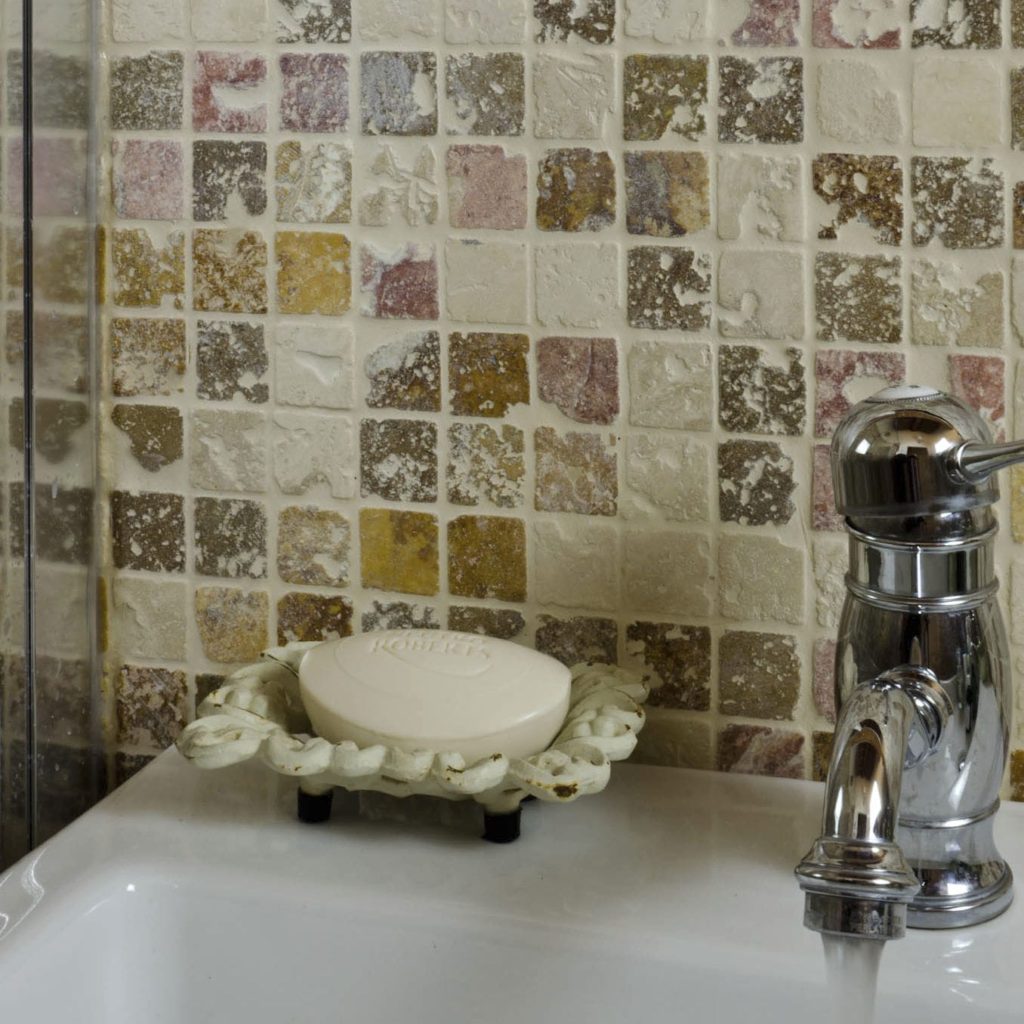 Pixelmozaïek voor een badkamer van een natuursteen