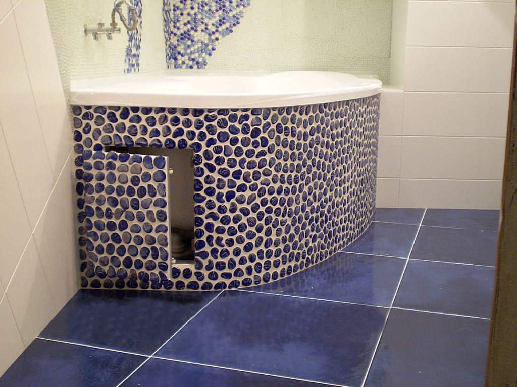 Mosaïque pour une salle de bain céramique sous une pierre