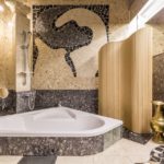 Asymmetrisch mozaïek in de badkamer grijs-beige