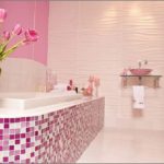 Mozaīka vannas istabā balti rozā gamma