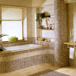 Mozaic în baie bej și maro