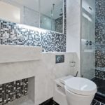 Mozaic în baie paletă alb-negru