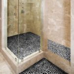 Mozaïek in de badkamer, imitatie van kiezelsteen
