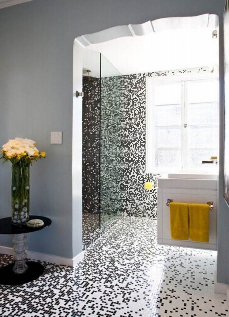 Mozaika v kúpeľni z čierneho a bieleho skla