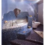 Mozaïek in de badkamer een vloeiende overgang van paars naar blauw