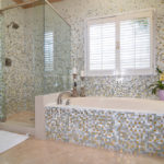 Mozaīka vannas istabā daudzkrāsaina vienmērīga pāreja