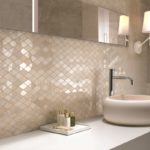 Mozaic în baie rombică de elemente mate și oglindă