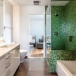 Mozaika v kúpeľni je tmavo zelená