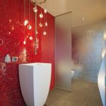 Mozaīka vannas istabā spilgti sarkanā krāsā