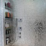 Mozaika v kúpeľňovom zrkadle strieborná