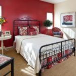 trang trí tường màu đỏ trong phòng ngủ
