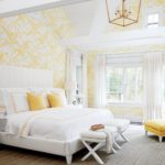 Sienu apdare guļamistabā balti dzeltenā krāsā
