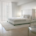 Sienu rotājumi guļamistabas baltā krāsā