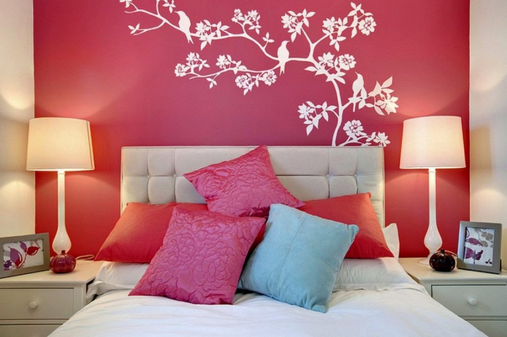 wall decoration in the bedroom contrast