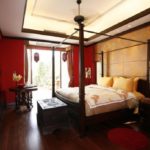 Sienu apdare guļamistabas sarkanajā dekorā un paneļos