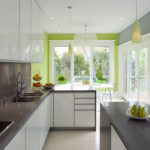 Pelēkā virtuves un sienu palete ir atšķaidīta ar baltu un zaļu krāsu