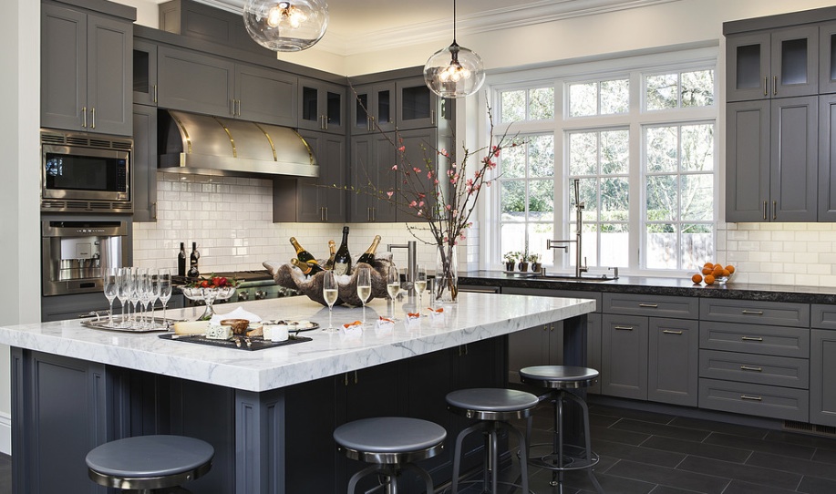 Pelēkas virtuves paletes ēdamistabas zona ar marmora virsmu