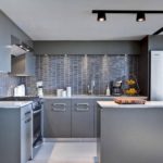 Palet dapur abu dengan apron jubin dan countertop dalam granit kelabu