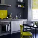 Šedá kuchynská paleta s tmavošedými tónmi a žltou bytovou dekoráciou