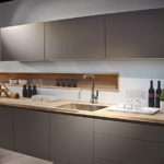 Palet dapur kelabu dengan alat dengar kayu countertop