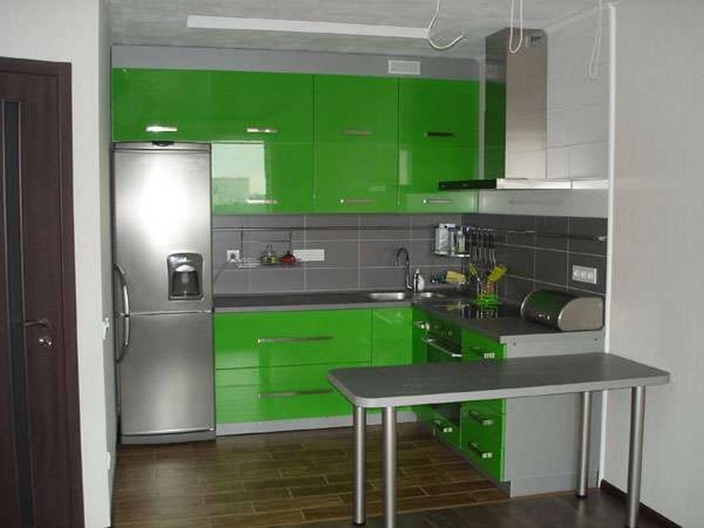Pelēka virtuves palete apvienojumā ar zaļu