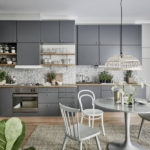 Palet kelabu dapur dalam warna-warna cerah