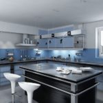 Színes kombináció a konyha belső akromatikus színei és a kék