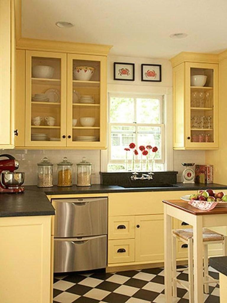 Krāsu kombinācija virtuves interjers gaiši dzeltens