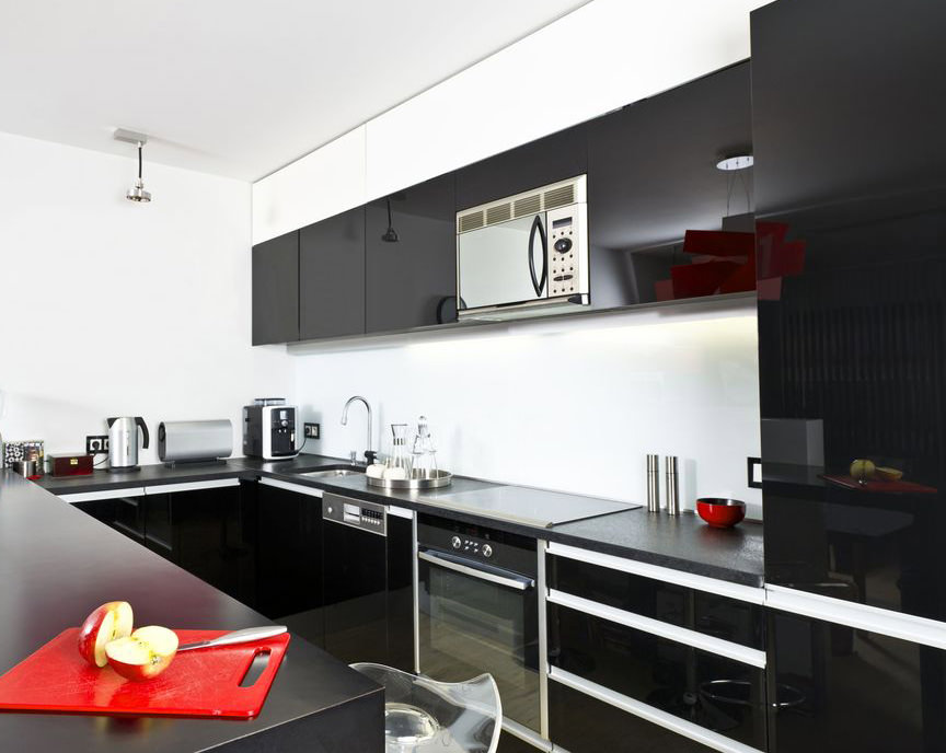 Krāsu kombinācijas virtuves interjera melns komplekts
