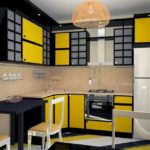 Kombination af farver sort og gult køkkeninteriør på en beige baggrund