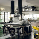 Krāsu kombinācija virtuves interjerā dominē melnā un dzeltenā krāsā