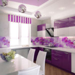 Krāsu kombinācija violets virtuves interjers uz balta