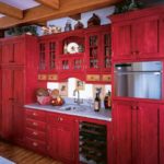 Krāsu kombinācija virtuves interjers auksti sarkans un gaiši brūns zemniecisks stils